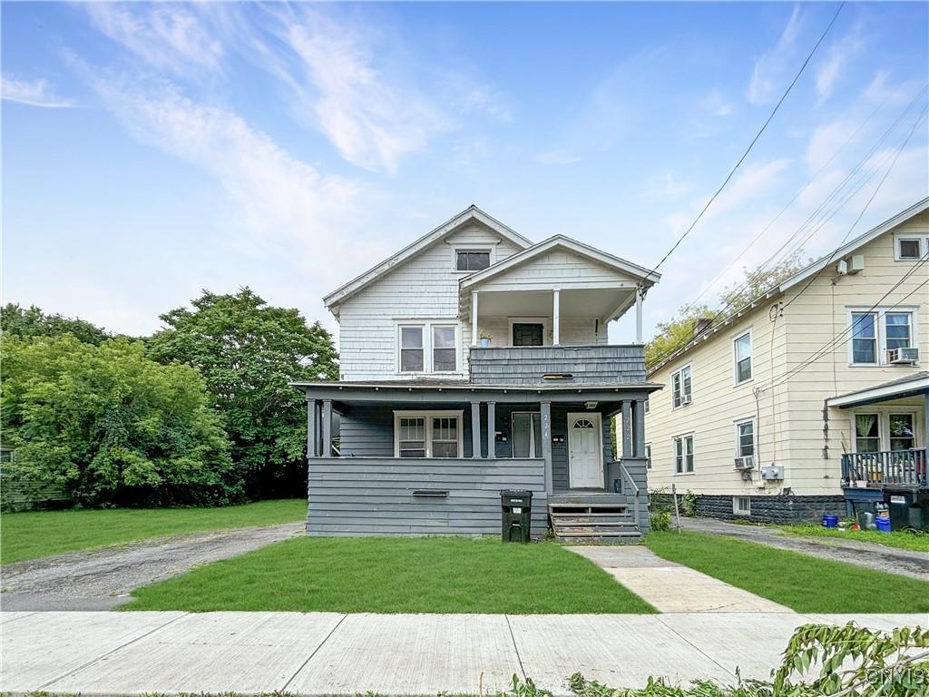 view of front of home with a front yard and covered porch