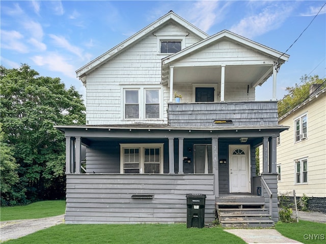 view of front of property featuring a front lawn and a porch