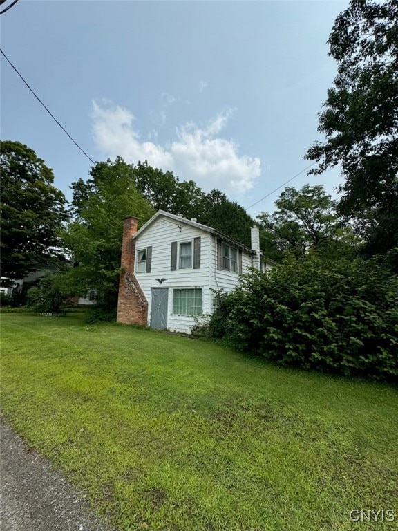 view of side of property featuring a lawn