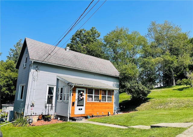 view of front facade with a front lawn