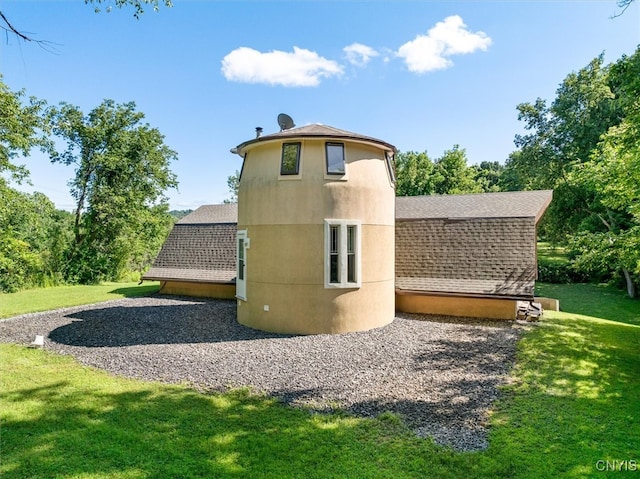 back of house featuring a lawn