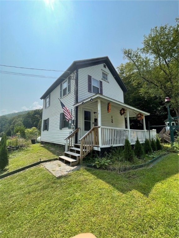 view of front of house with a front lawn