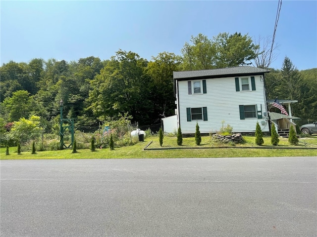 view of front of property featuring a front lawn