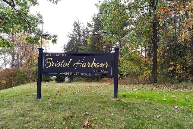 community / neighborhood sign featuring a lawn