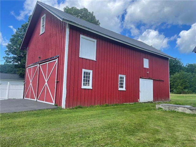 view of outdoor structure with a yard