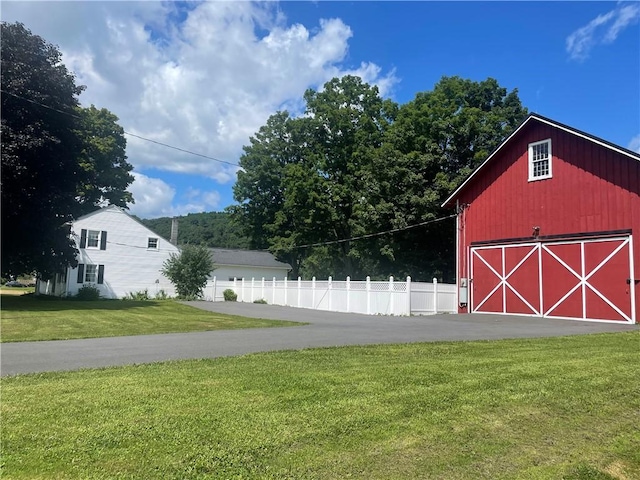 view of yard featuring an outbuilding