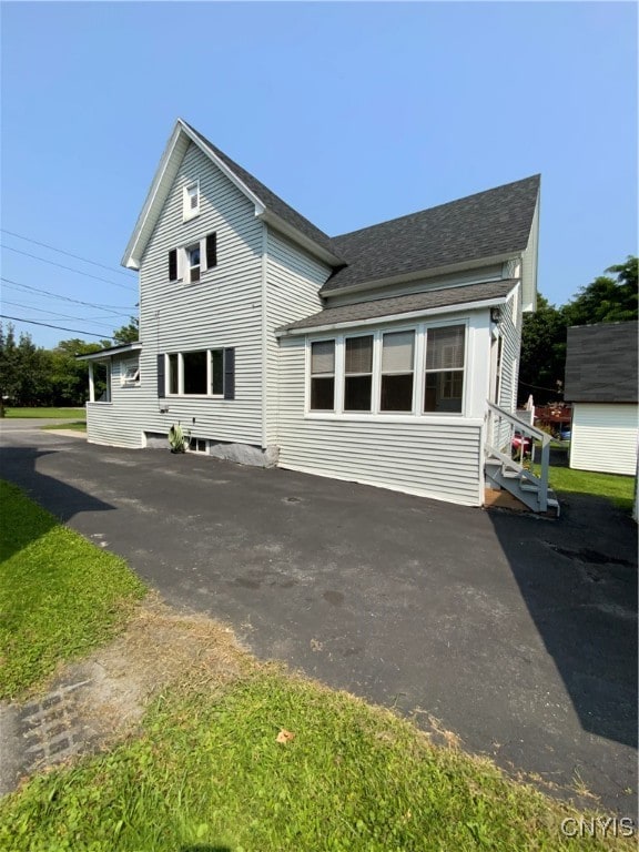 view of front of property featuring an outbuilding