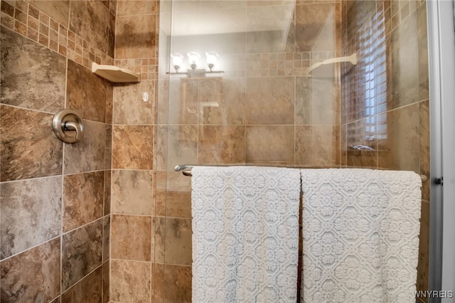 bathroom featuring tiled shower