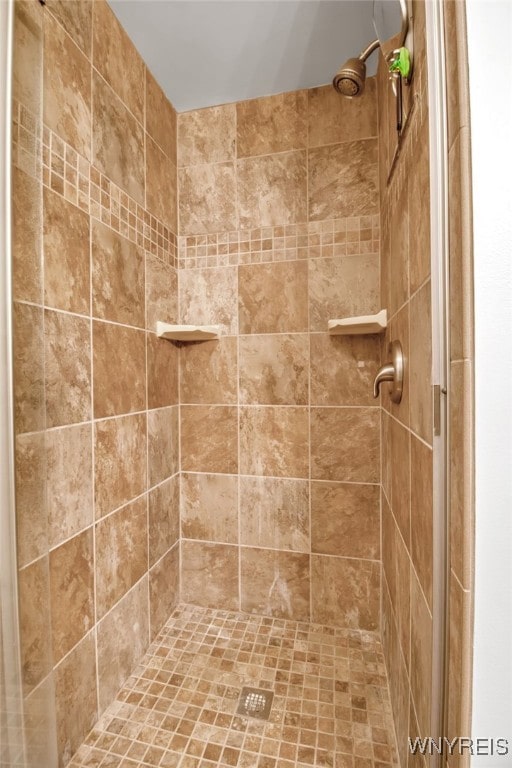 bathroom featuring a tile shower