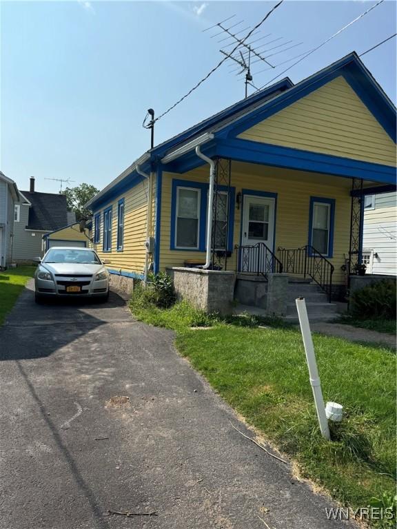 bungalow-style house with covered porch