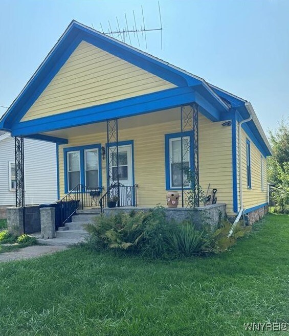 view of front of property featuring a porch and a front lawn