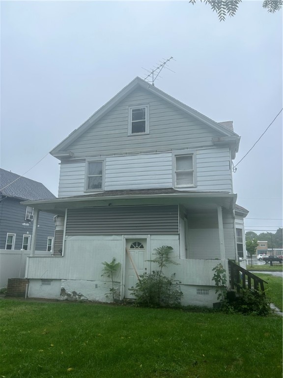 back of house featuring a lawn