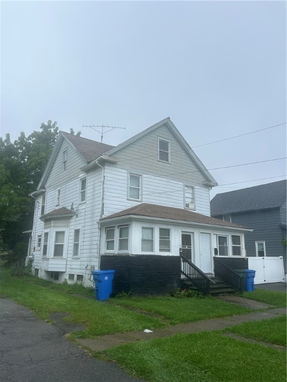 view of front facade featuring a front lawn