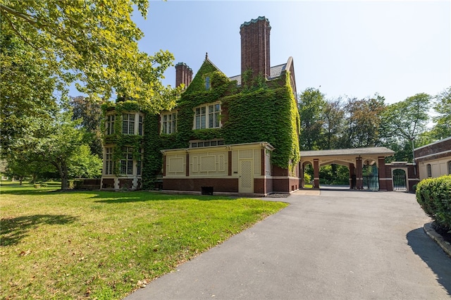 view of front of house with a front yard