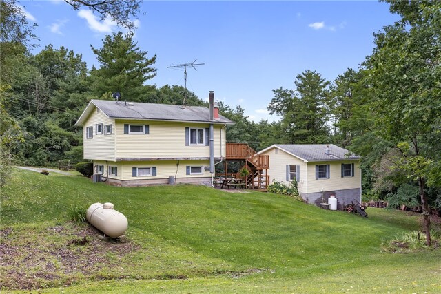 view of front of house featuring a wooden deck and a front yard