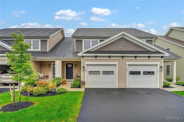 craftsman house featuring a front lawn and a garage