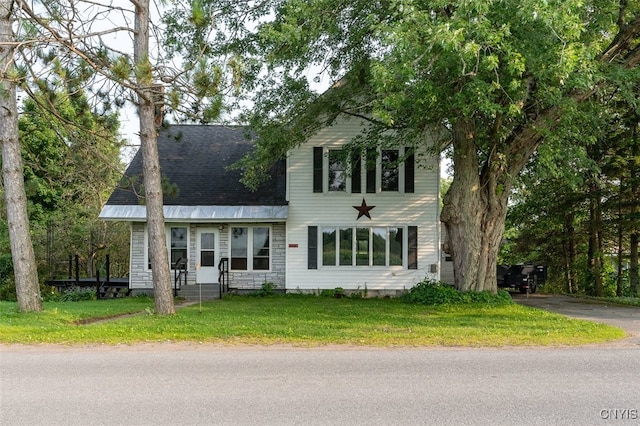 view of front facade with a front lawn