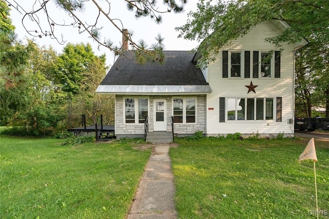 view of front of property featuring a front lawn