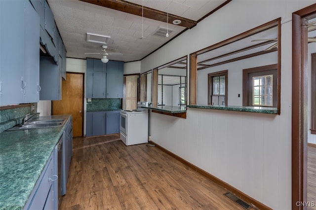 kitchen with hardwood / wood-style floors, sink, white range with electric stovetop, ceiling fan, and blue cabinets