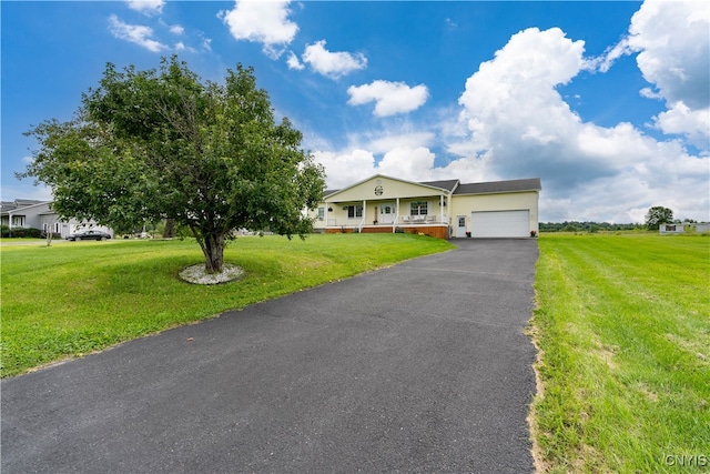 view of front of property featuring a front lawn and a garage