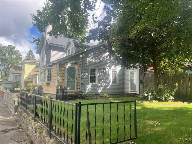 view of side of property featuring a lawn