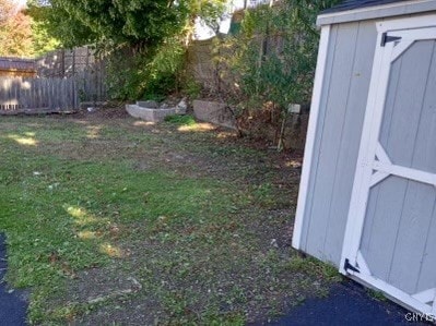 view of yard featuring a storage shed