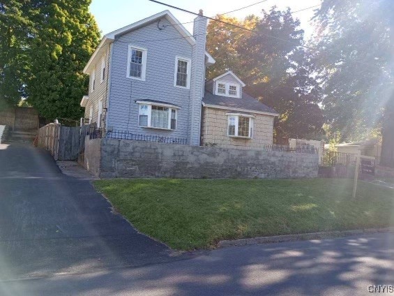 view of front of home with a front lawn