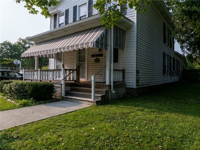 view of front of property with a front yard