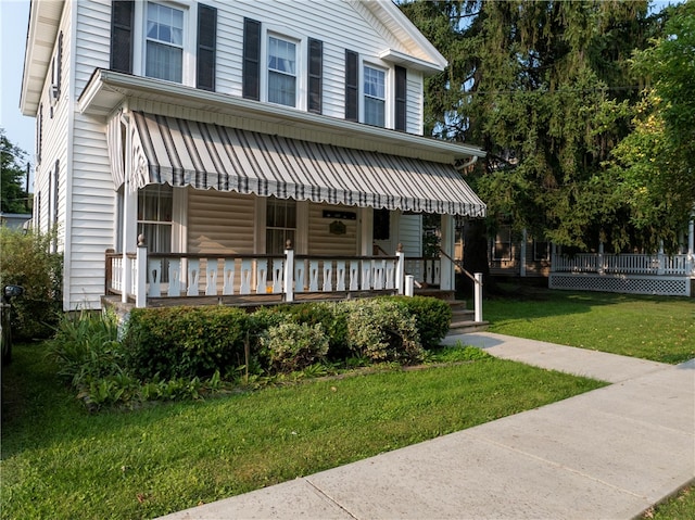 view of front of property featuring a porch and a front yard