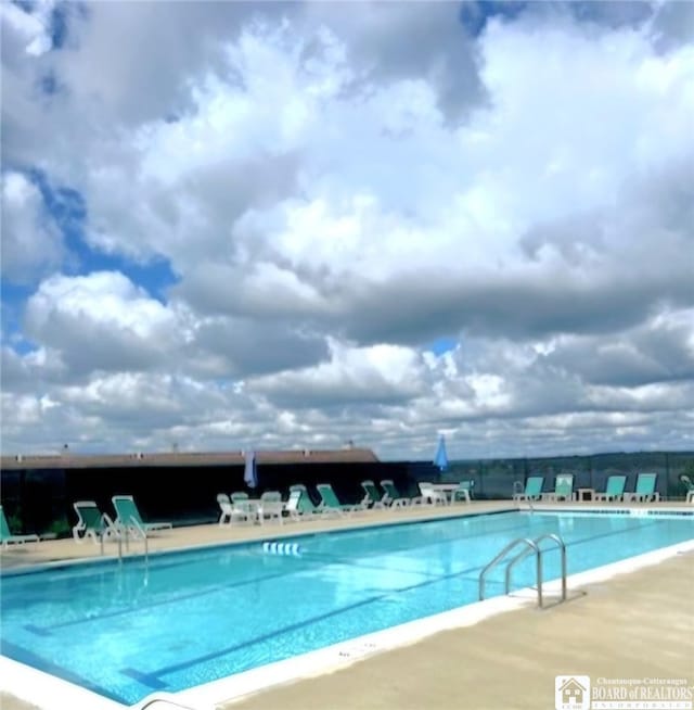 view of swimming pool