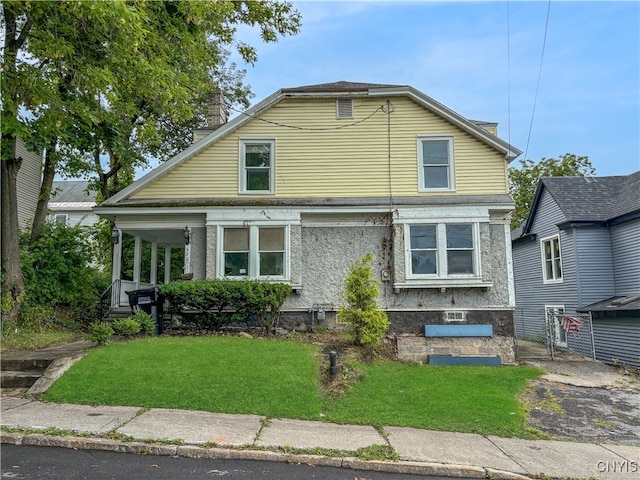 view of front of property featuring a front yard