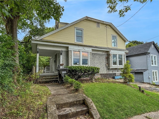 view of front of house featuring a front lawn