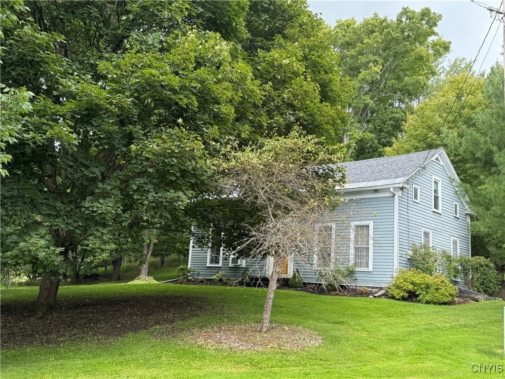 view of front of property with a front yard