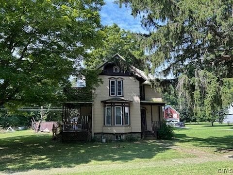 back of house featuring a yard