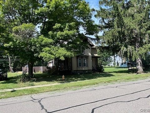 view of front of property with a front yard