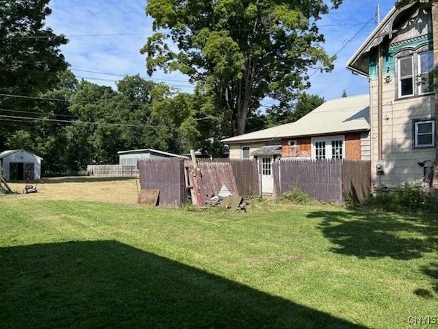 view of yard with an outdoor structure