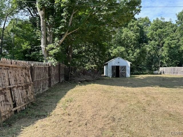 view of yard featuring a storage unit