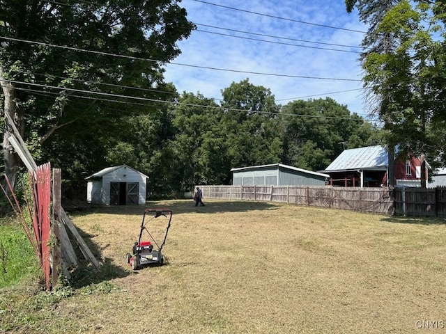 view of yard featuring a shed