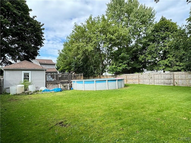 view of yard featuring fence and a fenced in pool