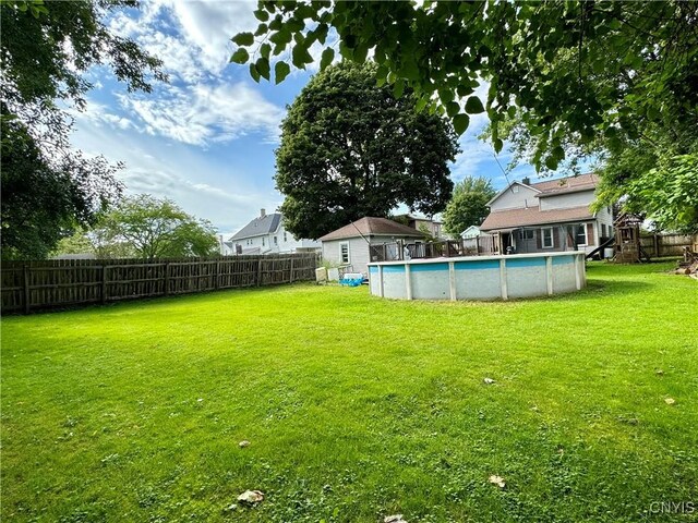 view of yard featuring a fenced in pool