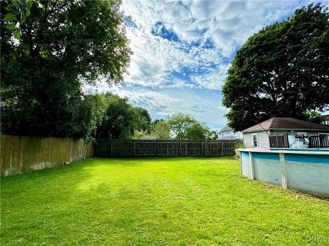 view of yard with a fenced in pool