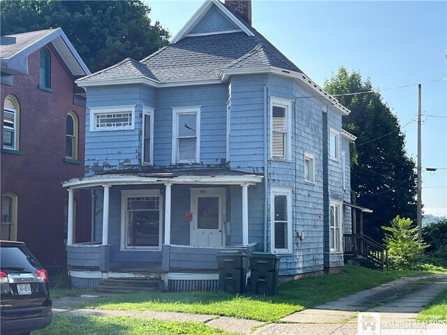 view of front of house featuring a front yard