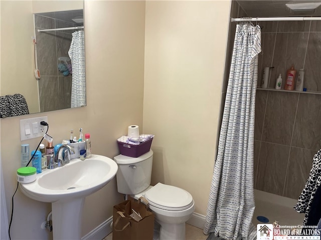 bathroom featuring a shower with shower curtain and toilet