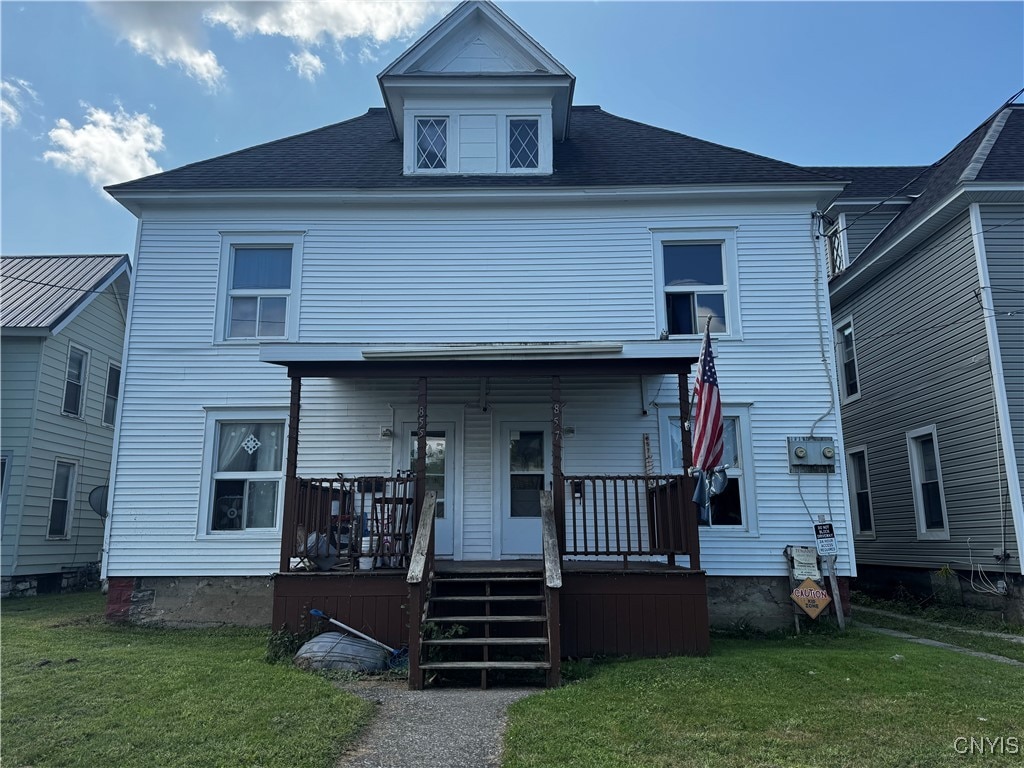 view of front of property with a front yard