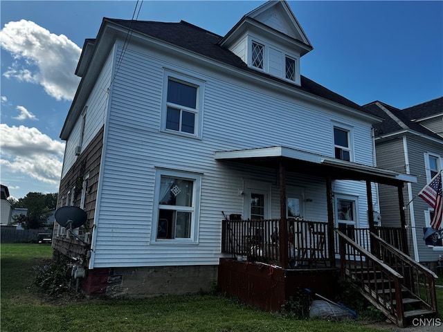 view of front of home featuring a front lawn and a porch