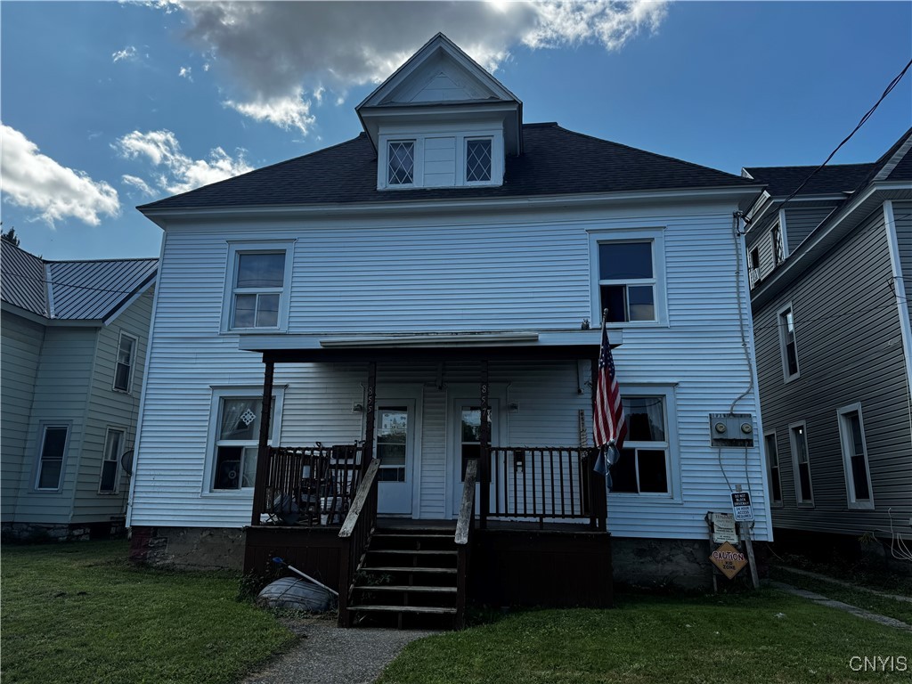 view of front of property with a front lawn