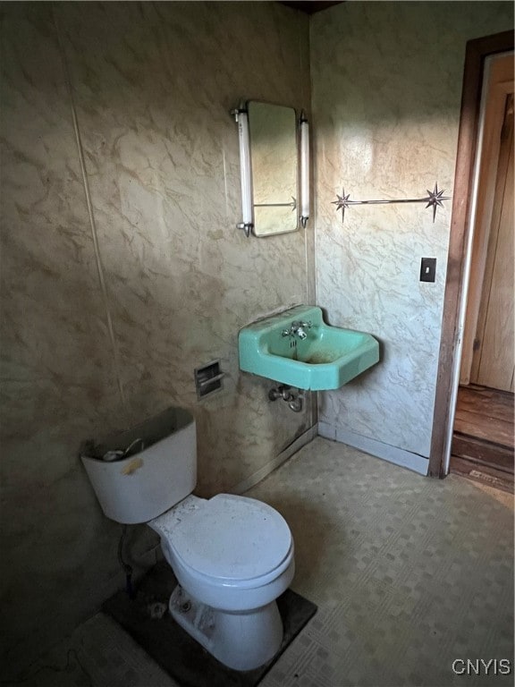 bathroom featuring sink and toilet