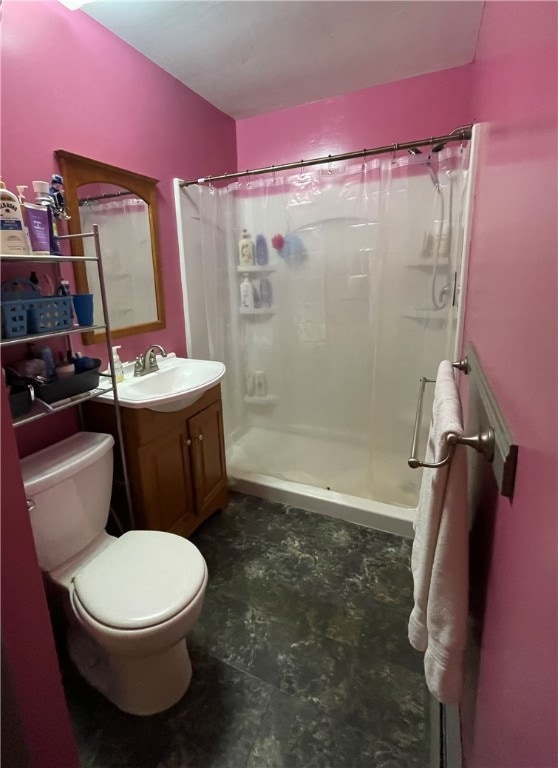 bathroom with a shower with shower curtain, vanity, and toilet