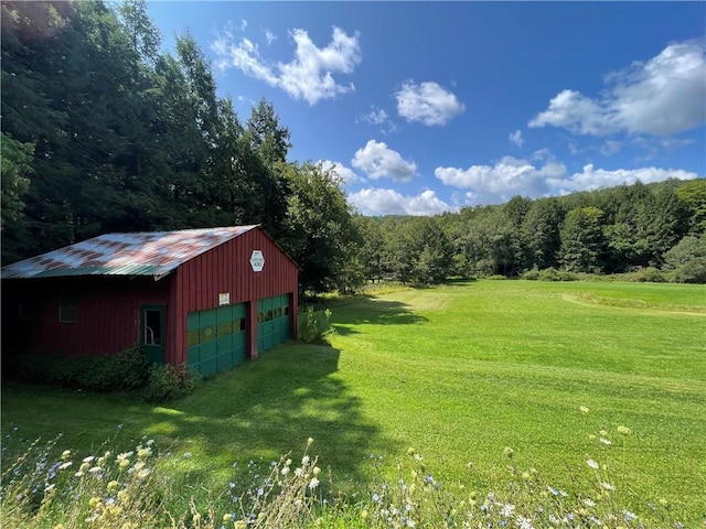 view of yard with an outdoor structure and a garage