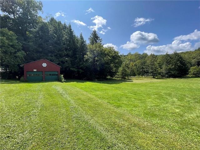 view of yard featuring an outdoor structure and a garage